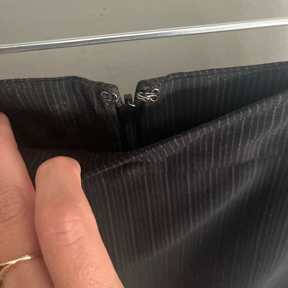Tahari Women’s Black Pinstripe Skirt Suit | Size 4 | Perfect Condition - Picture 9 of 9